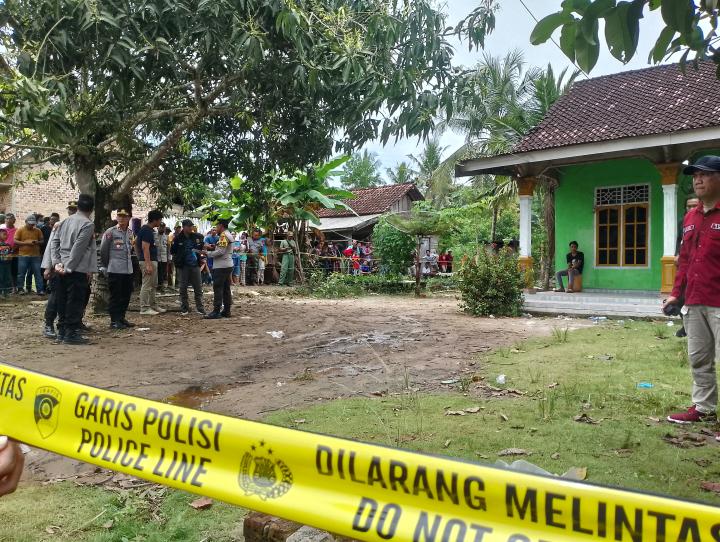 Kepolisian Gelar Rekonstruksi Pembunuhan Satu Keluarga di Marga Jaya, Way Kanan 